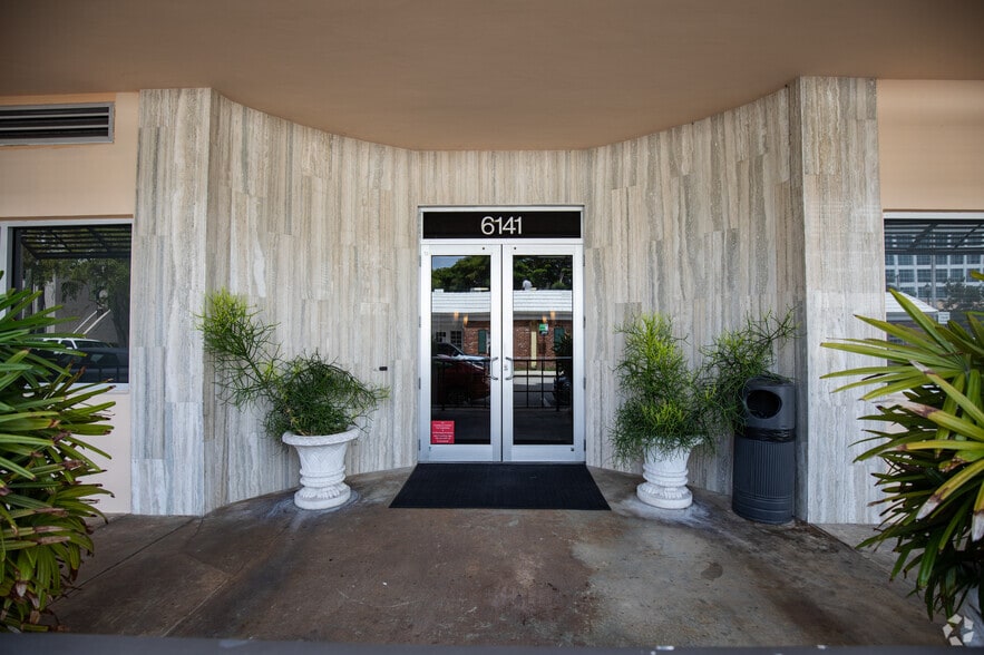 6141 Sunset Dr, South Miami, FL for lease - Building Photo - Image 2 of 10