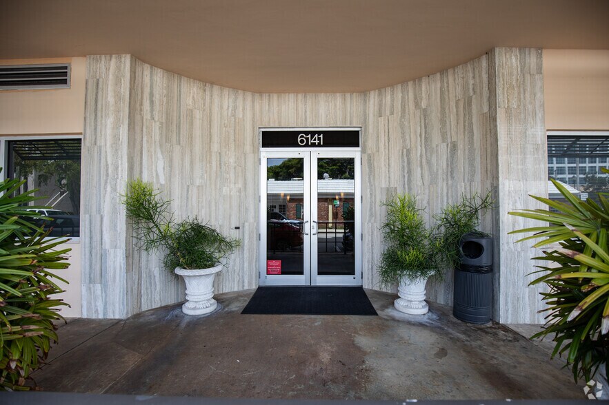 6141 Sunset Dr, South Miami, FL à louer - Photo du bâtiment - Image 2 de 10