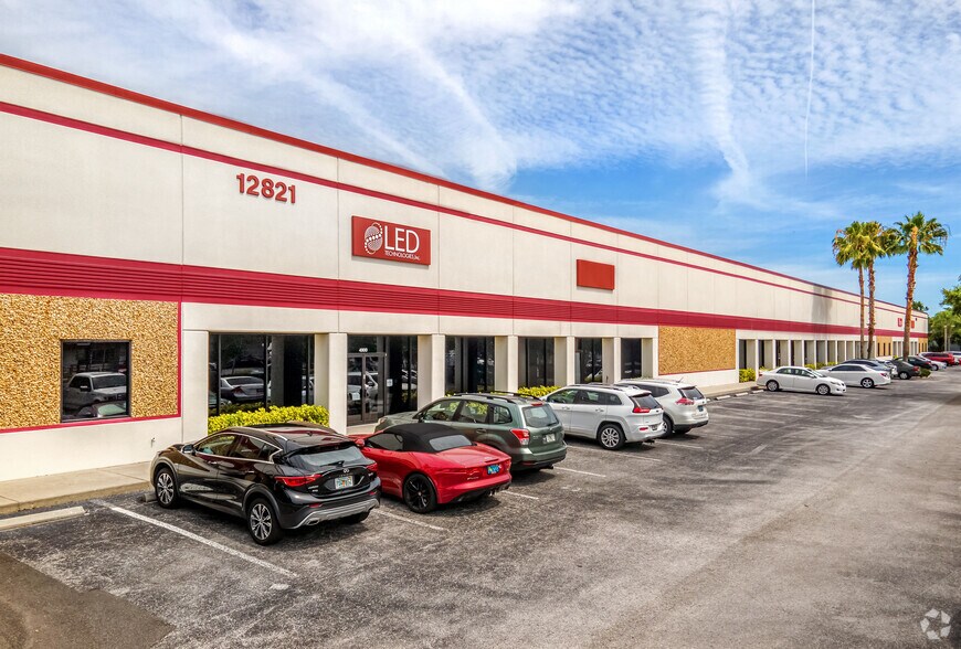 12821 Starkey Rd, Largo, FL à louer - Photo du bâtiment - Image 2 de 9