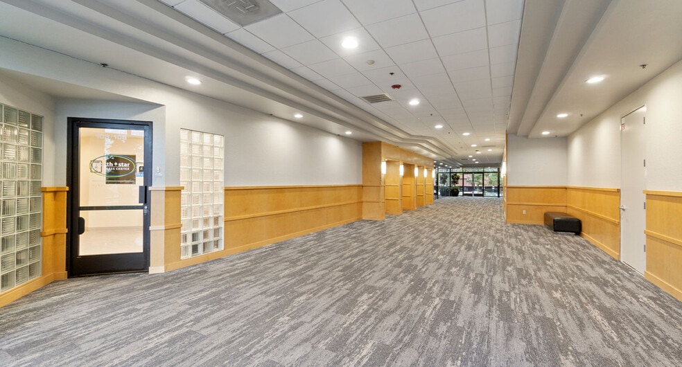 6051 N Fresno St, Fresno, CA à louer - Photo intérieure - Image 3 de 10