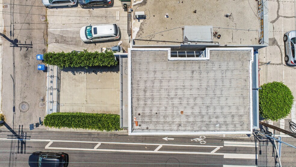 70 N Venice Blvd, Venice, CA à louer - Photo du bâtiment - Image 2 de 2