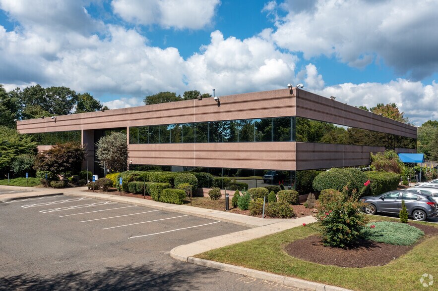 7 Cambridge Dr, Trumbull, CT à louer - Photo du bâtiment - Image 1 de 13