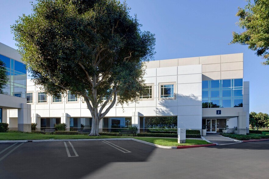 1 Technology Dr, Irvine, CA à louer - Photo du bâtiment - Image 3 de 16