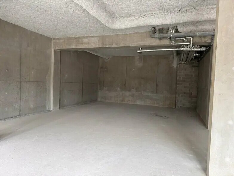 Retail in Dardilly for lease - Interior Photo - Image 3 of 8