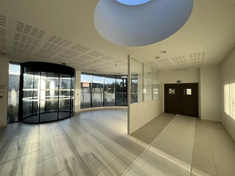 Industriel dans Élancourt à louer - Photo intérieure - Image 2 de 11