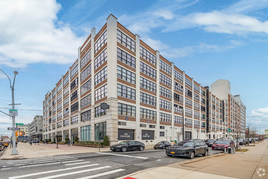 30-30 47th Ave, Long Island City, NY for lease - Building Photo - Image 1 of 1