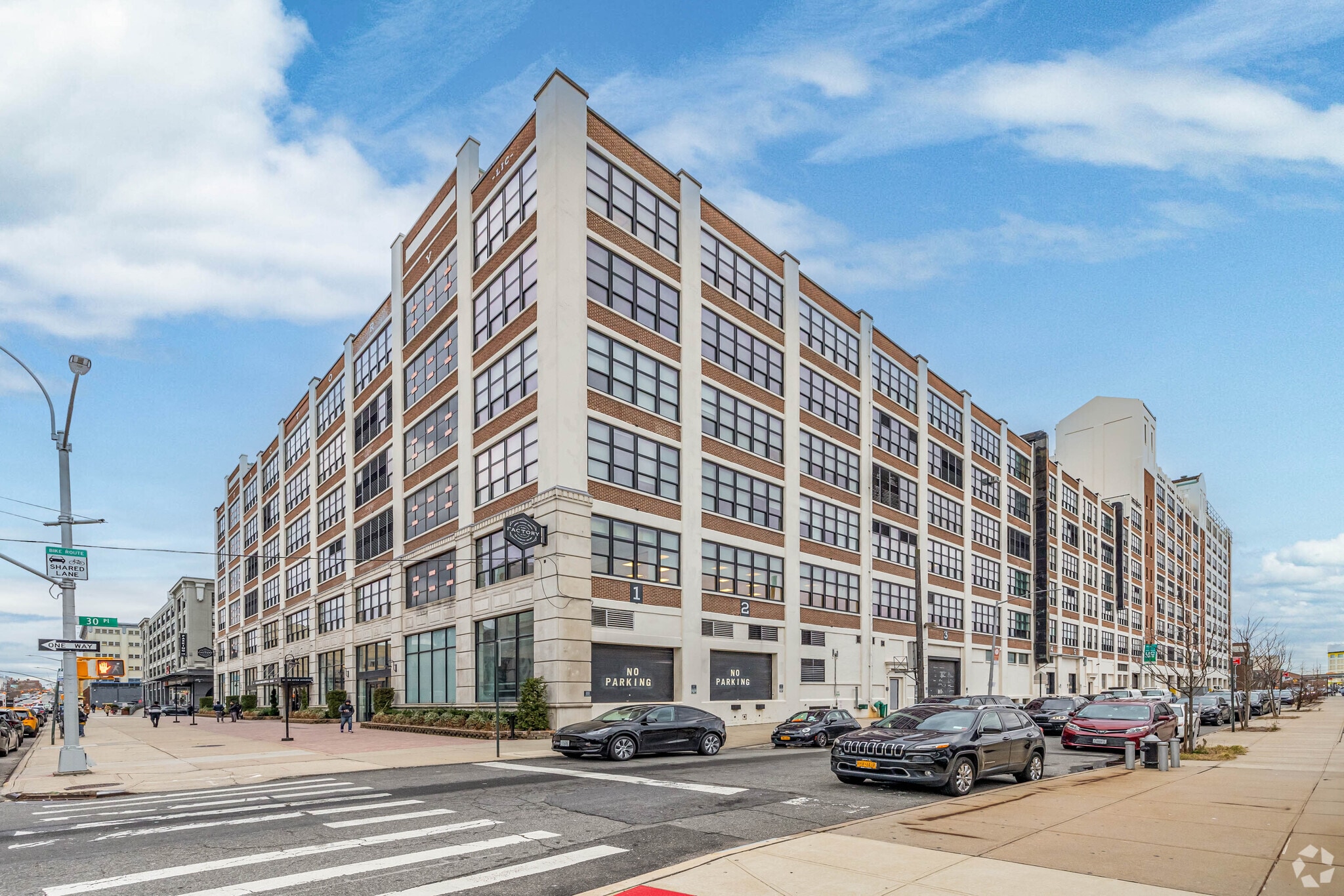 30-30 47th Ave, Long Island City, NY à louer Photo du bâtiment- Image 1 de 7