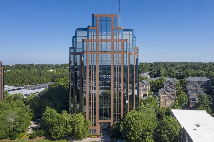 1050 Crown Pointe Pkwy, Atlanta, GA à louer - Photo du bâtiment - Image 2 de 30