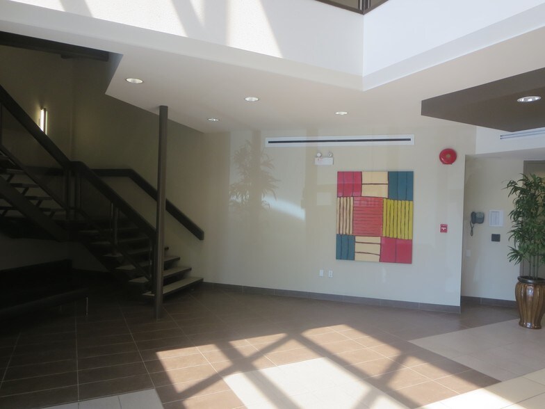 2912 Memorial Dr SE, Calgary, AB à louer - Photo intérieure - Image 2 de 7