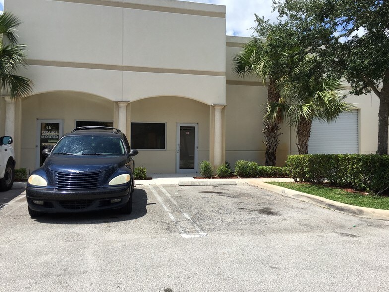 585 105th Ave N, Royal Palm Beach, FL à louer - Photo du bâtiment - Image 3 de 31