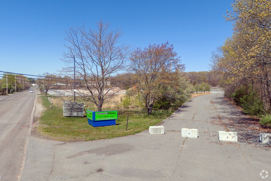 15 John L Dietsch Blvd, North Attleboro, MA à vendre - Photo du bâtiment - Image 2 de 6
