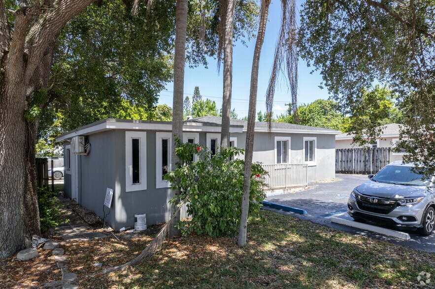 17021 NE 6th Ave, North Miami Beach, FL à vendre - Photo du bâtiment - Image 2 de 5
