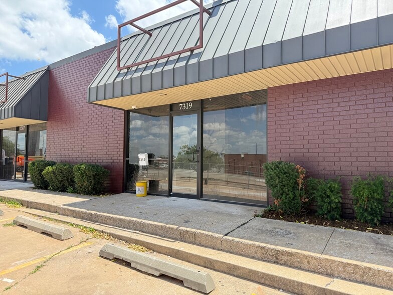 7313-7319 N Macarthur Blvd, Oklahoma City, OK à louer - Photo du bâtiment - Image 1 de 8
