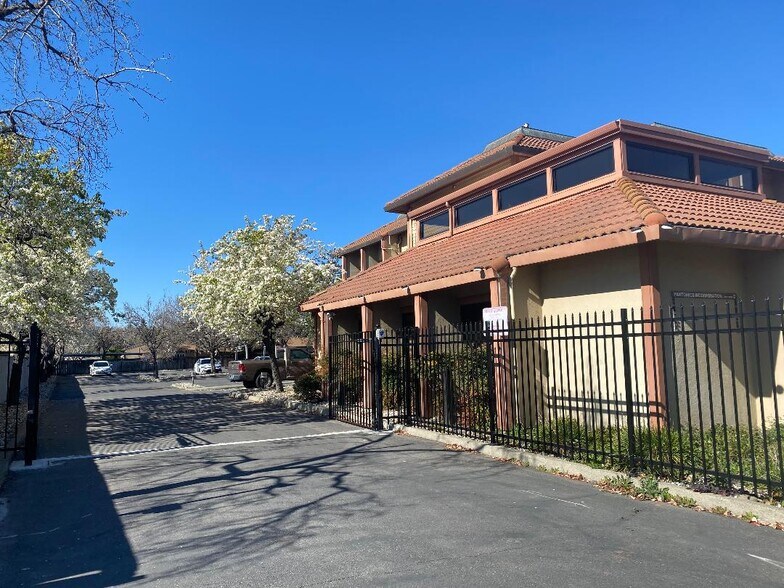 1049 Union Ave, Fairfield, CA à louer - Photo du bâtiment - Image 3 de 6