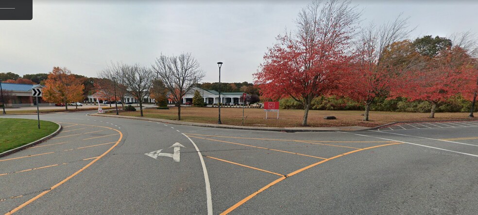 1035 Ten Rod Rd, North Kingstown, RI à vendre - Photo du bâtiment - Image 2 de 3