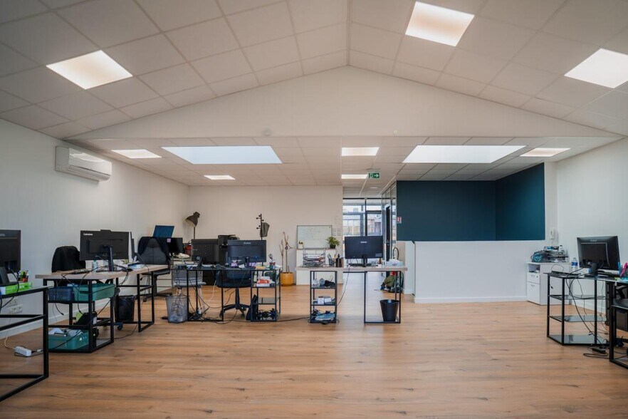 Office in Cenon for sale - Interior Photo - Image 2 of 6