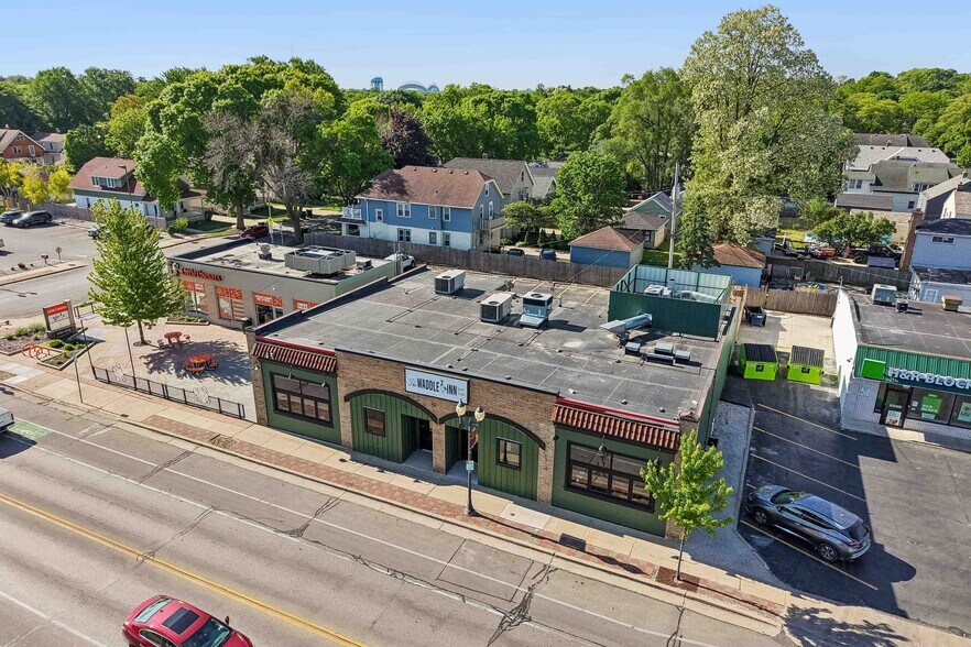 6715 W North Ave, Wauwatosa, WI à louer - Photo du bâtiment - Image 2 de 15