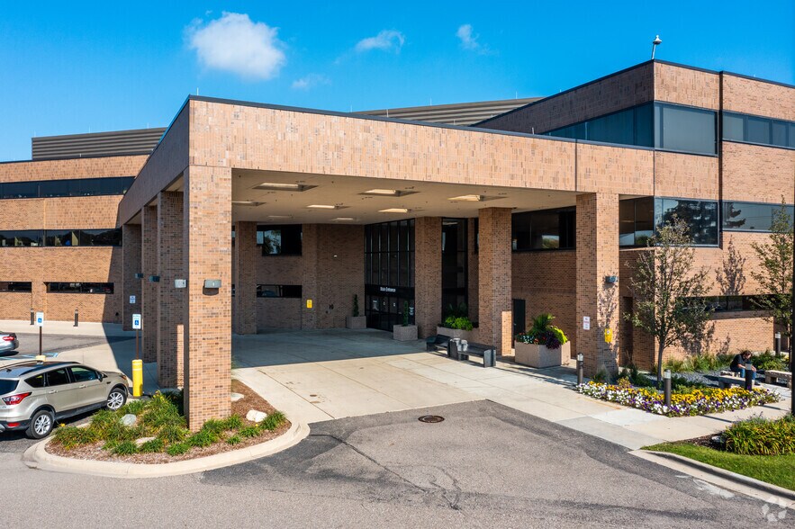 6900 Orchard Lake Rd, West Bloomfield, MI à louer - Photo du bâtiment - Image 3 de 8