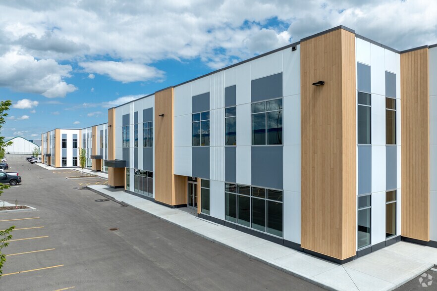 10300 68 St SE, Calgary, AB à vendre - Photo du bâtiment - Image 3 de 22