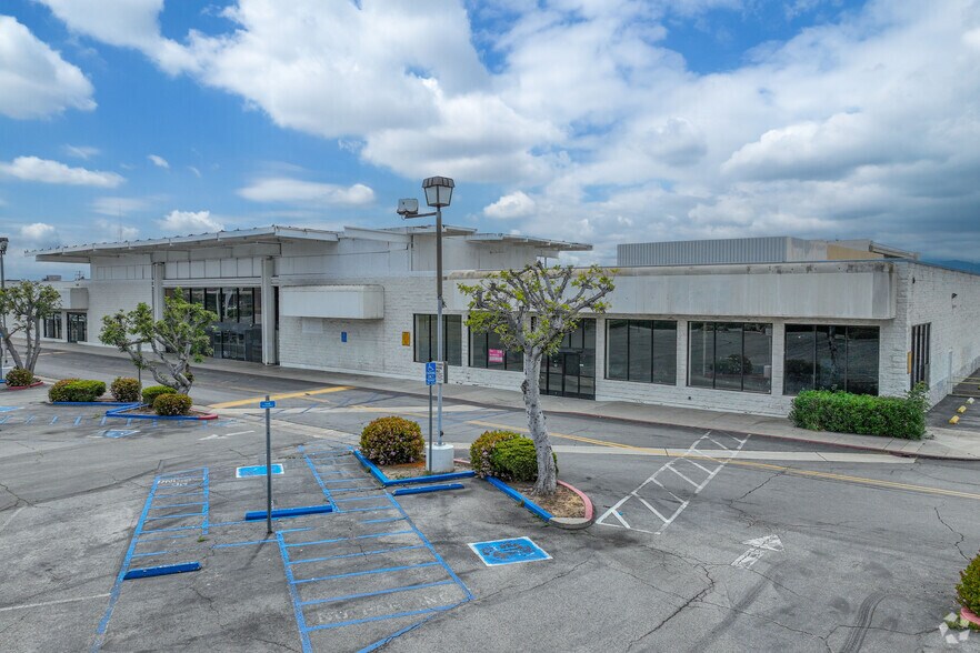 1750-2050 N Grand Ave, Santa Ana, CA à louer - Photo du bâtiment - Image 1 de 7