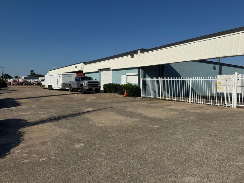 406 Bishop Ave, Richardson, TX for lease - Building Photo - Image 2 of 9