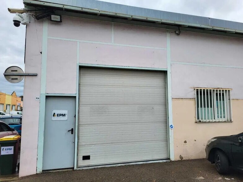 Office in Vénissieux for lease - Building Photo - Image 2 of 4