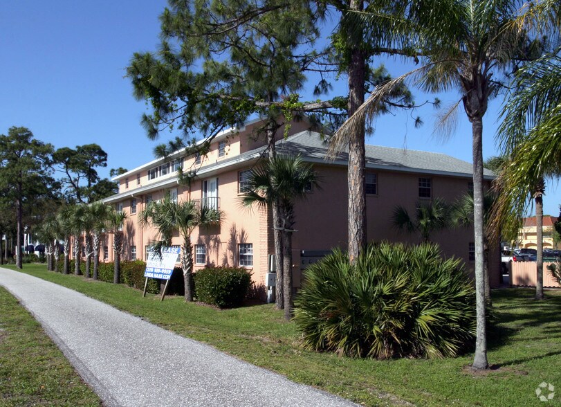 6338 Presidential Ct, Fort Myers, FL à vendre - Photo du bâtiment - Image 2 de 19