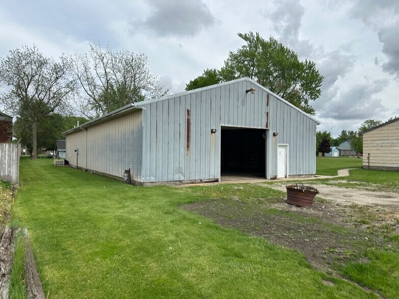 907 N Hemlock St, Le Roy, IL à vendre - Photo du bâtiment - Image 3 de 25