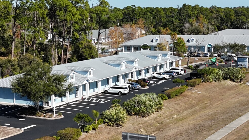 942 Tamiami Trl, Port Charlotte, FL à louer - Photo du bâtiment - Image 3 de 10