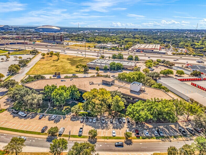 524 E Lamar Blvd, Arlington, TX à vendre - Photo du bâtiment - Image 3 de 10