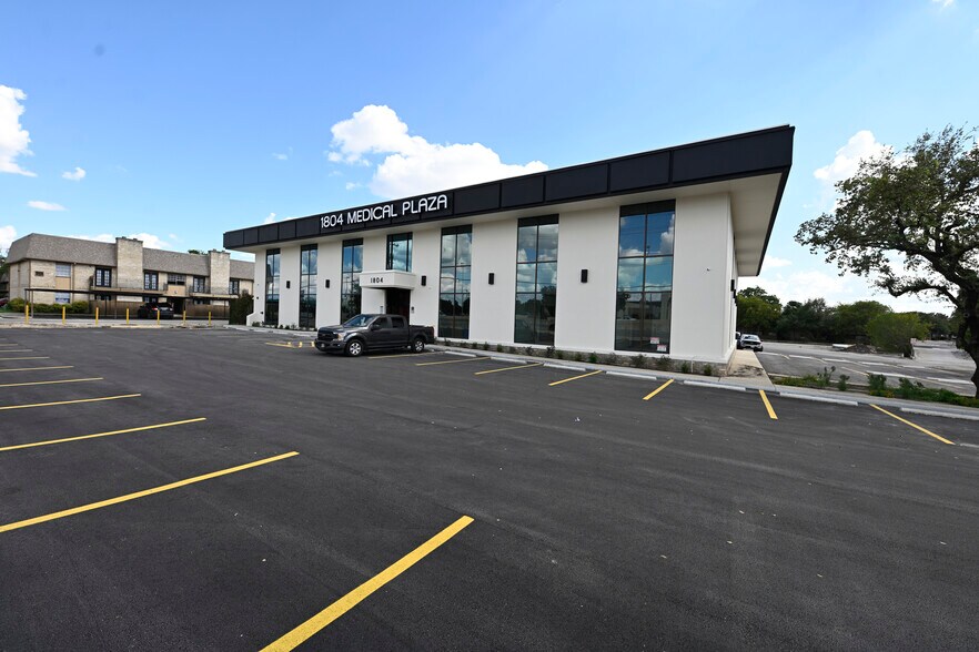 1804 NE Loop 410, San Antonio, TX à louer - Photo du bâtiment - Image 2 de 3