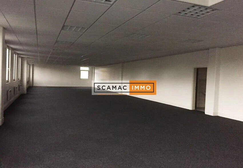 Bureau dans Émerainville à louer - Photo du bâtiment - Image 3 de 5