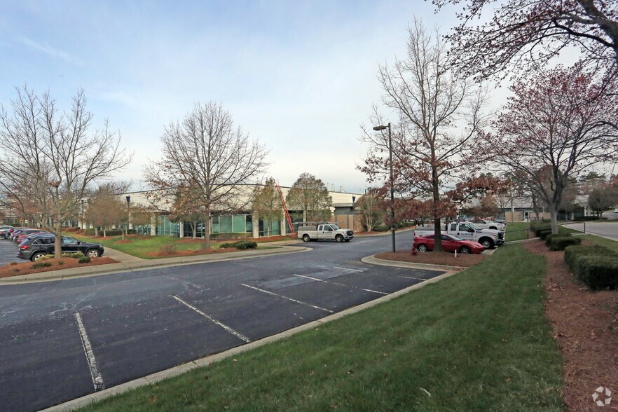 407 Davis Dr, Morrisville, NC à louer - Photo du bâtiment - Image 2 de 11