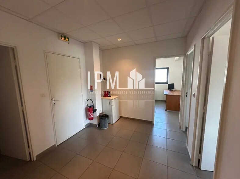 Office in Gardanne for lease - Interior Photo - Image 3 of 5