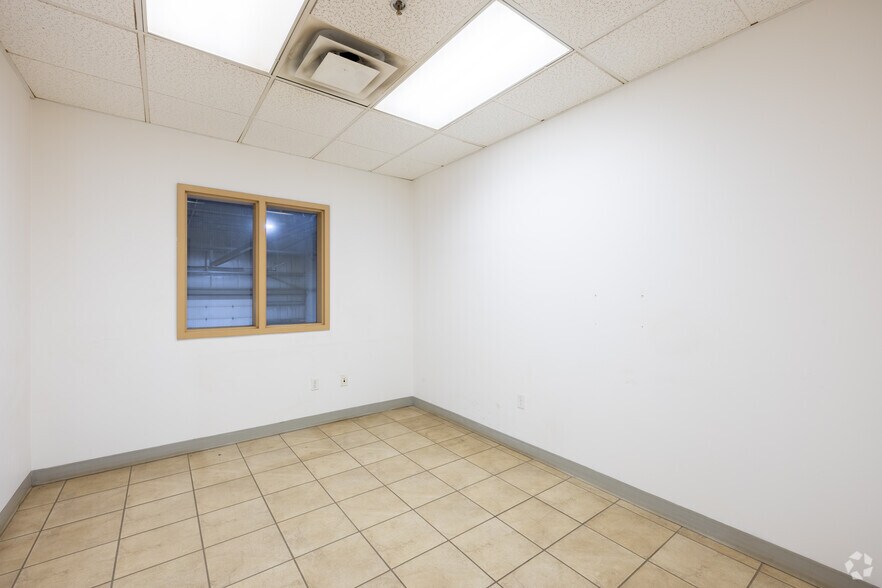 8800 Venture Av SE, Calgary, AB for lease - Interior Photo - Image 2 of 22