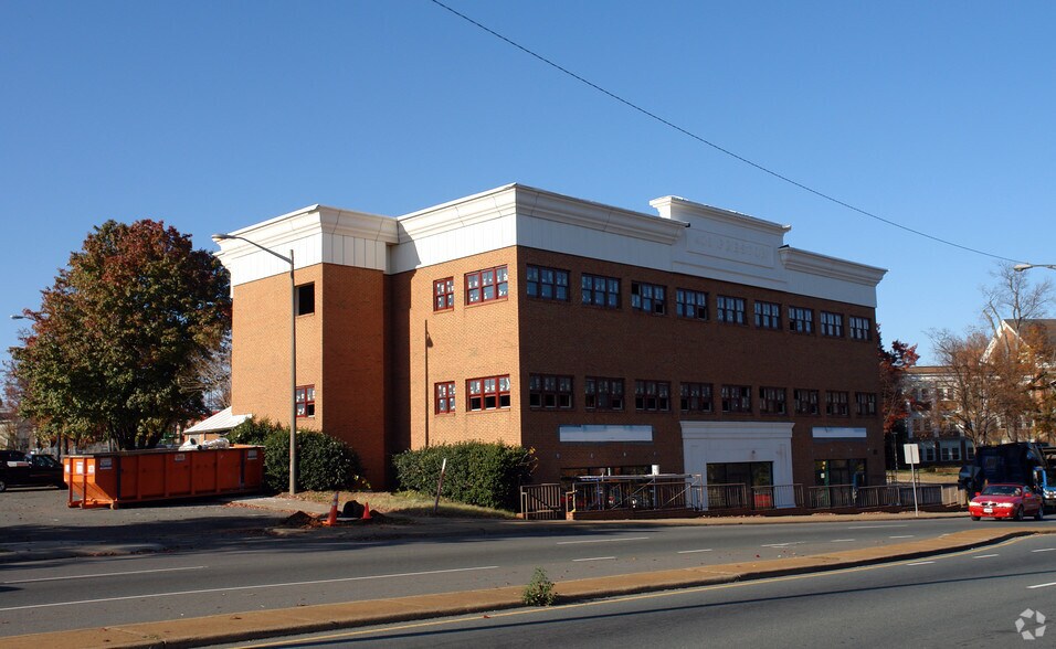 400 Preston Ave, Charlottesville, VA à louer - Photo du bâtiment - Image 3 de 10