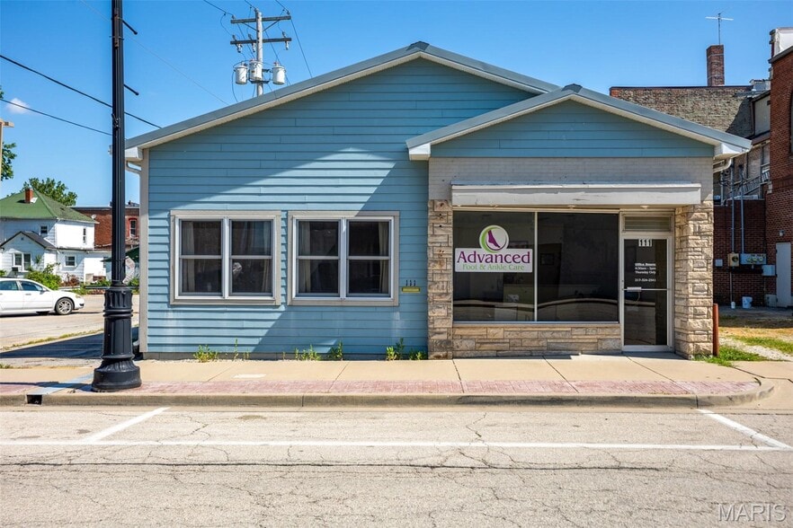 111 W Kirkham St, Litchfield, IL for sale - Primary Photo - Image 1 of 28