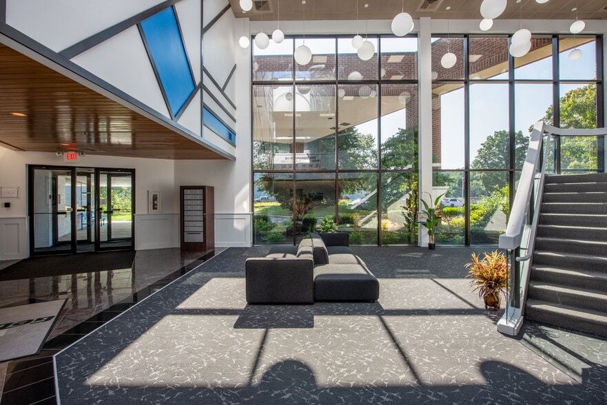 1 Monarch Dr, Littleton, MA for lease - Lobby - Image 3 of 31