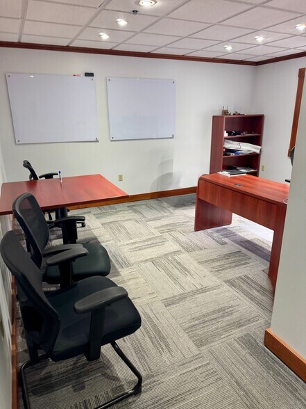 12 Commerce Ave, West Lebanon, NH à louer - Photo du bâtiment - Image 3 de 8