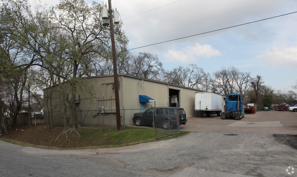 301 Bennington St, Houston, TX for lease - Building Photo - Image 3 of 12