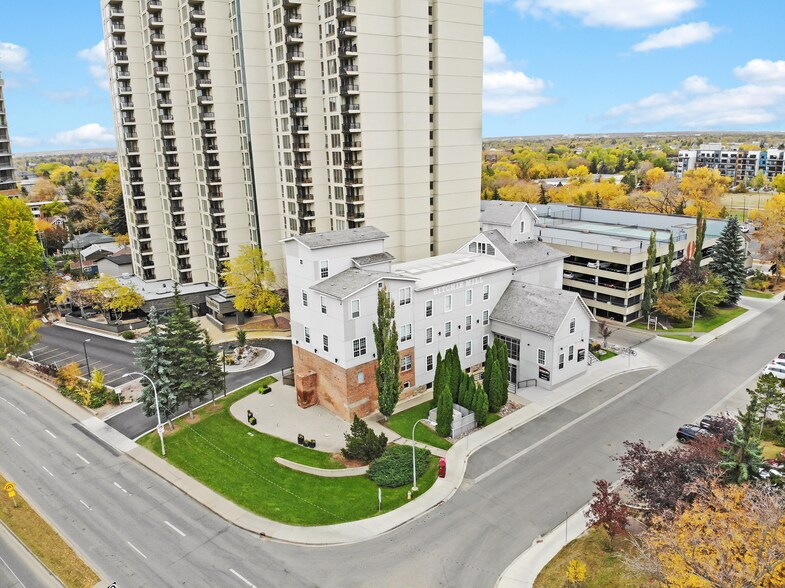 10171 Saskatchewan Dr, Edmonton, AB à louer - Photo principale - Image 1 de 20