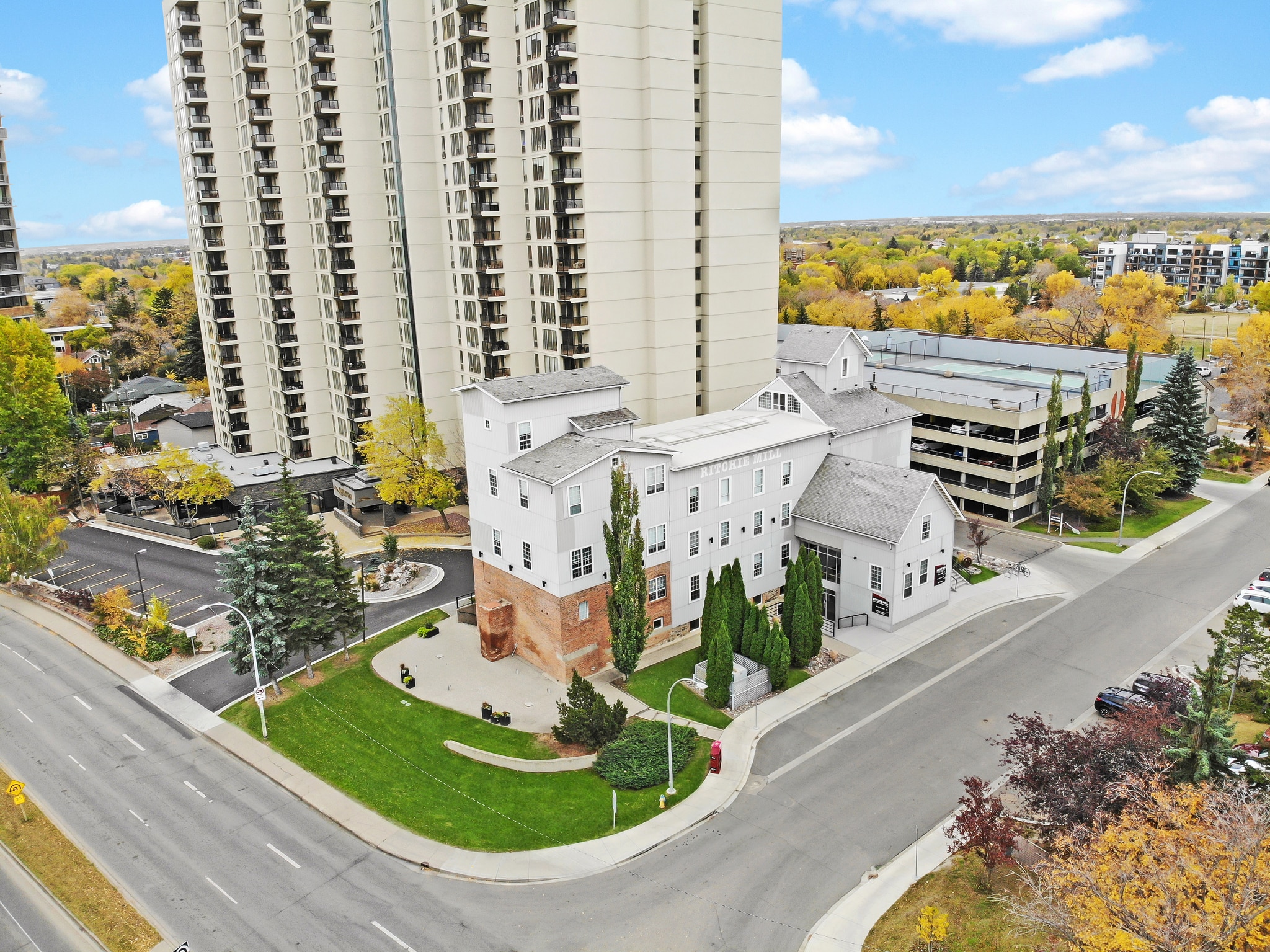 10171 Saskatchewan Dr, Edmonton, AB à louer Photo principale- Image 1 de 21