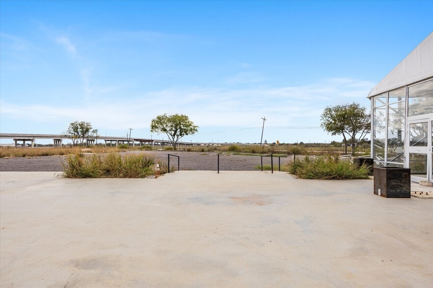 190 Harris Hill Rd, San Marcos, TX à vendre - Photo du bâtiment - Image 2 de 24