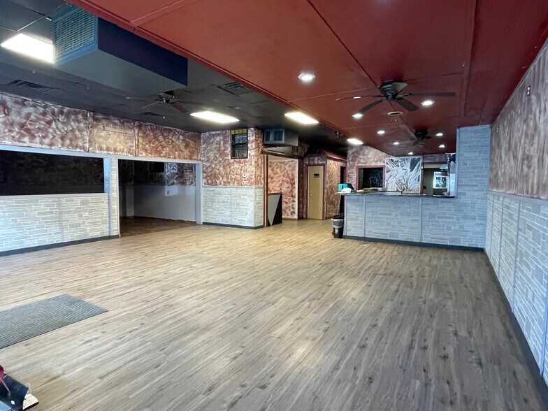 105 W Main St, Elk Point, SD à vendre - Photo du bâtiment - Image 2 de 15