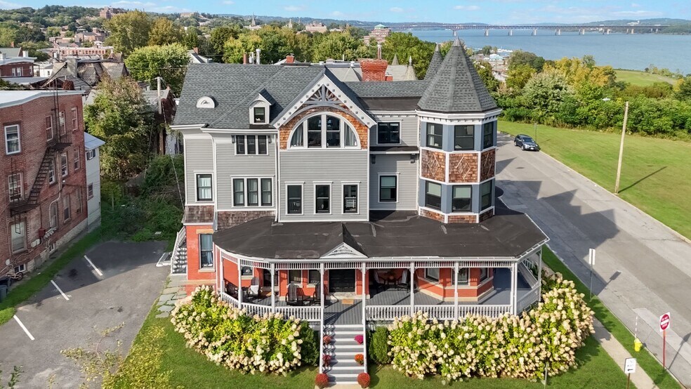 2 Courtney Ave, Newburgh, NY à vendre - Photo du bâtiment - Image 1 de 49