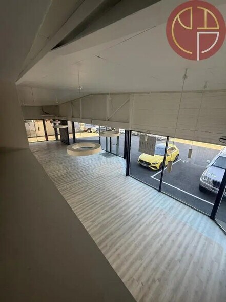 Retail in Saint-Orens-de-Gameville for lease - Interior Photo - Image 3 of 8