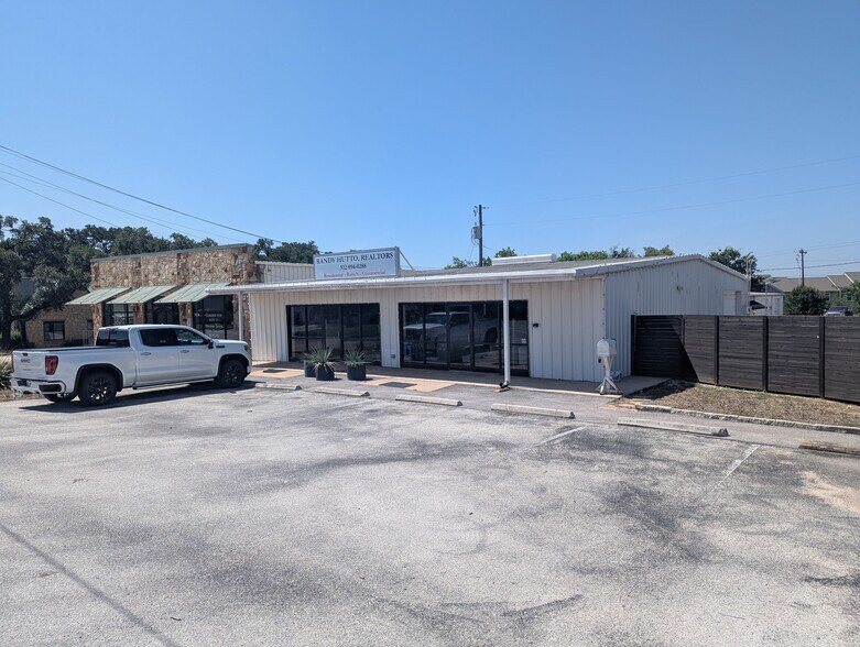 709 A & B, 711b Hwy 290 portefeuille de 2 propriétés à vendre sur LoopNet.ca - Photo du bâtiment - Image 1 de 28