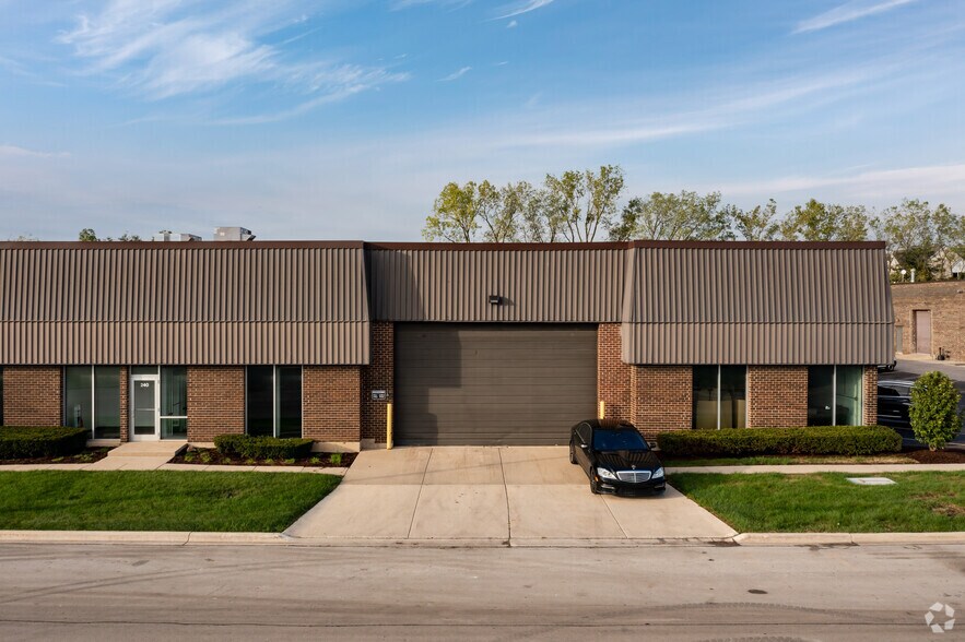 240-266 Eisenhower Ln N, Lombard, IL à louer - Photo du bâtiment - Image 2 de 7