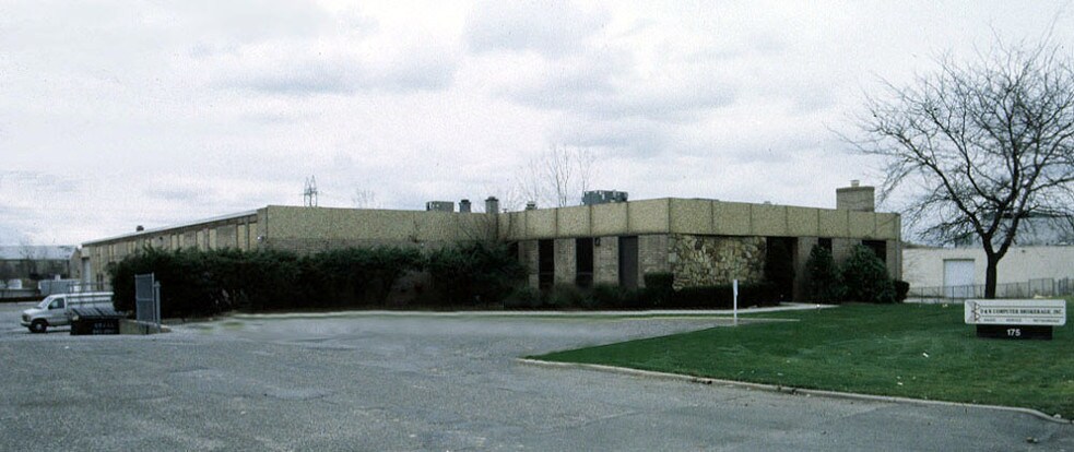 175-183 Bethpage Sweet Hollow Rd, Old Bethpage, NY à vendre - Photo du bâtiment - Image 3 de 6