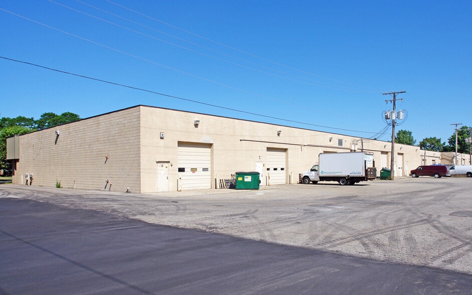 3150-3190 Martin Rd, Commerce Township, MI à louer - Photo du bâtiment - Image 2 de 6